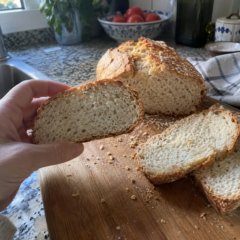 Pan sin gluten cortado en una cocina de casa